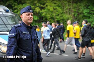 Policjant obserwuje kibiców