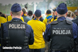 Policjanci obserwują kibiców