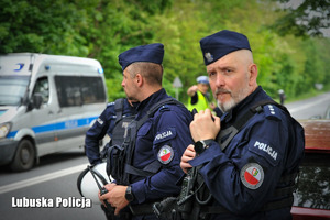 Policjanci stoją na drodze