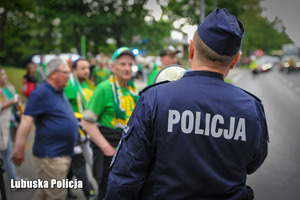 Policjant mówiący przez megafon