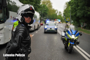 Policjant w stroju motocyklisty