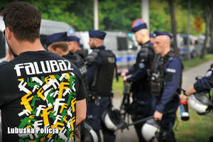 Policjanci obserwują kibiców przy stadionie