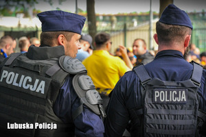 Policjanci obserwują kibiców przy stadionie