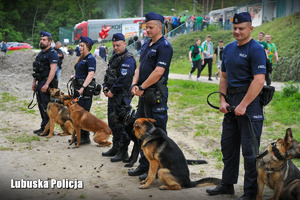 Policjanci wraz z psami służbowymi w trakcie zabezpieczania meczu