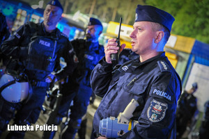 Policjanci podczas zabezpieczania derbów żużlowych