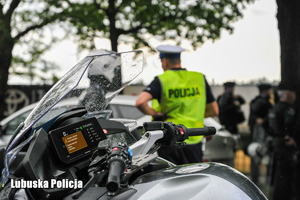 Motocykl, w tle policjanci