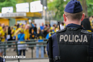 Policjanci podczas zabezpieczania derbów żużlowych