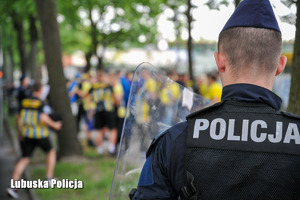 Policjanci podczas zabezpieczania derbów żużlowych