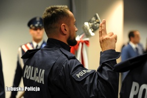 Policjant składa ślubowanie