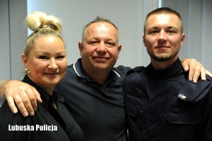 Policjant ślubujący z rodziną