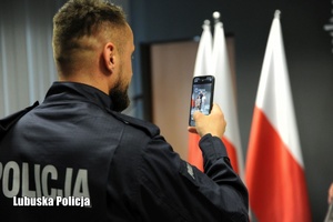 Policjant robiący zdjęcie