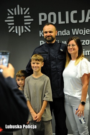 Policjant ślubujący z rodziną