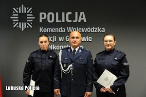 Komendant policji z ślubującymi policjantami