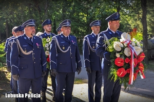 Policjanci z wieńcem