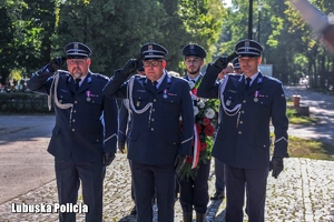 Policjanci składają hołd