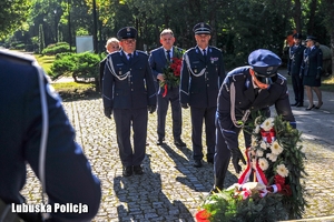 Policjanci składają wieniec