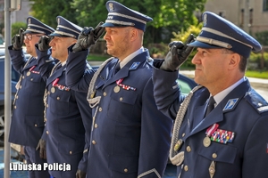 Policjanci składają hołd