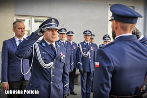 Policjanci salutują