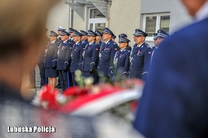 Policjanci stojący w szeregu