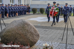 Policjanci składają wieniec