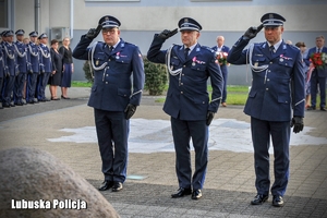 Policjanci składają hołd przed pomnikiem