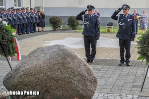 Policjanci składają hołd przed pomnikiem