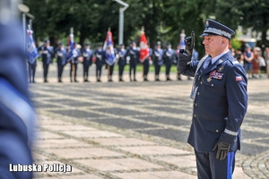 Policjant salutuje