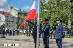 Poczet flagowy wciąga flagę na maszt