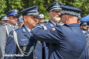 Policjant otrzymuje odznaczenie