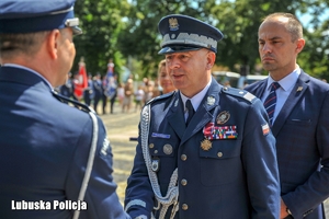 Policjant otrzymuje gratulacje