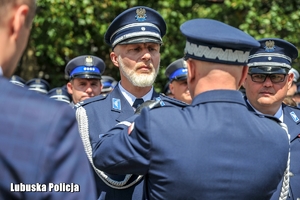 Policjant otrzymuje odznaczenie