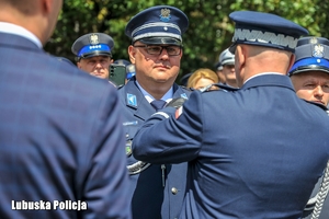 Policjant otrzymuje odznaczenie