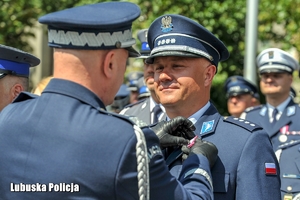 Policjant otrzymuje odznaczenie