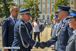 Policjant otrzymuje gratulacje