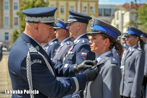 Policjantka otrzymuje odznaczenie