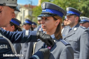 Policjantka otrzymuje odznaczenie