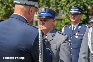 Policjant otrzymuje odznaczenie