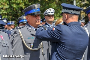 Policjant otrzymuje odznaczenie