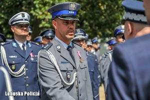 Policjant otrzymuje gratulacje