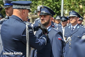 Policjant otrzymuje odznaczenie