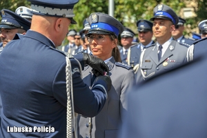 Policjantka otrzymuje odznaczenie