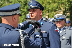 Policjant otrzymuje odznaczenie