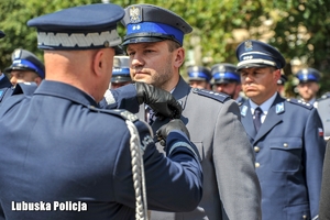 Policjant otrzymuje odznaczenie