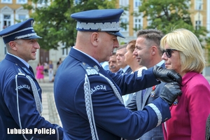 Kobieta otrzymuje odznaczenie