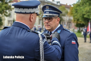 Policjant otrzymuje odznaczenie