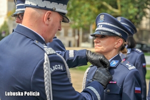 Policjantka otrzymuje odznaczenie