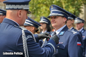 Policjantka otrzymuje odznaczenie