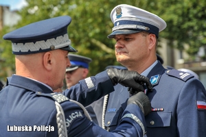 Policjant otrzymuje odznaczenie