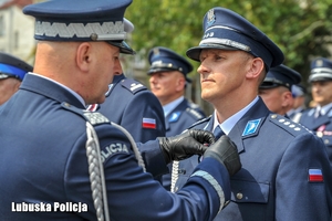 Policjant otrzymuje odznaczenie