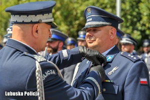 Policjant otrzymuje odznaczenie